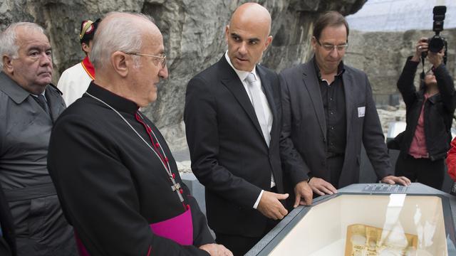 Le conseiller fédéral Alain Berset, (droite), et Monseigneur Joseph Roduit, Père-Abbé de St-Maurice, visitent les vestiges de l'Abbaye, ce dimanche 21 septembre 2014. [JEAN-CHRISTOPHE BOTT]