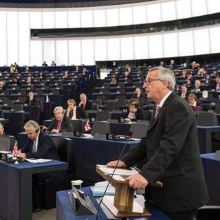 Jean-Claude Juncker présente le plan d'investissement européen devant le Parlement à Strasbourg. [EPA/Patrick Seeger]