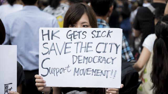 Une manifestante lors des protestations du 29 septembre 2014 à Hong Kong. [Alex Ogle]