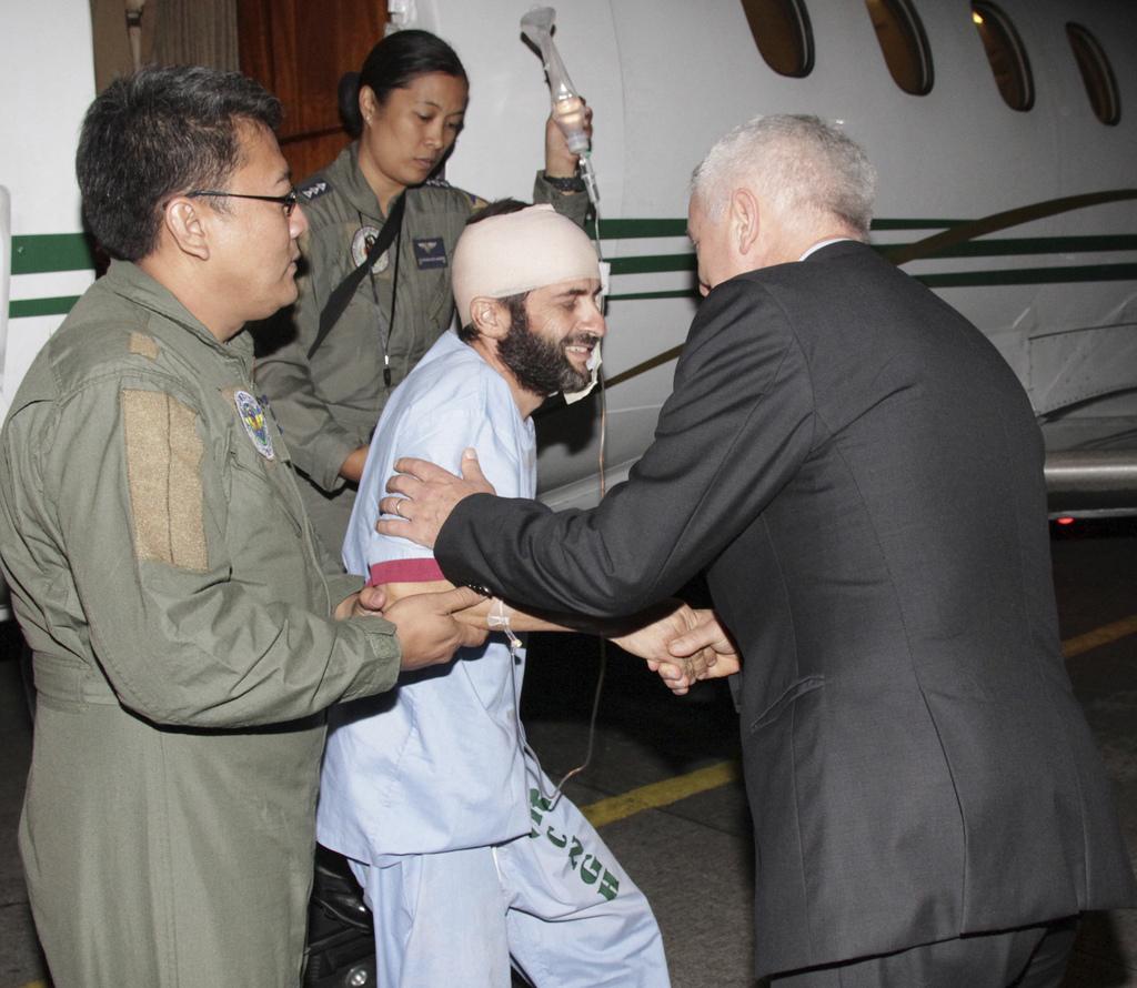 Lorenzo Vinciguerra accueilli une semaine plus tôt par l'ambassadeur suisse aux Philippines. [Armed Forces of the Philippines - UNCREDITED]