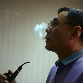 Hon Lik est l’inventeur de l'e-cigarette. Il a vendu pour 75 millions de dollars son brevet à la multinationale Imperial Tobacco, numéro deux européen des cigarettiers. [Wang Zhao]