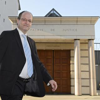 Olivier Jornot, procureur général de la République du canton de Genève, pose devant le Palais de Justice le 13 avril 2014. [/Martial Trezzini]