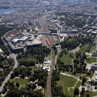 Vue aérienne de Genève avec au premier plan le Palais des Nations. [Denis Balibouse]