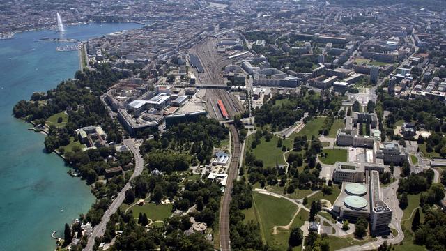 Vue aérienne de Genève avec au premier plan le Palais des Nations. [Denis Balibouse]