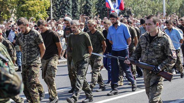 Les prisonniers ukrainiens ont défilé sous les insultes et projectiles. [Keystone - Sergeï Ilnitsky]