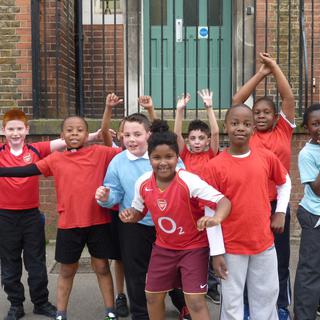 Dans une école de la banlieue de Londres, les enfants parlent des émotions de leurs idoles – les joueurs de foot d’Arsenal. [Catherine Erard]