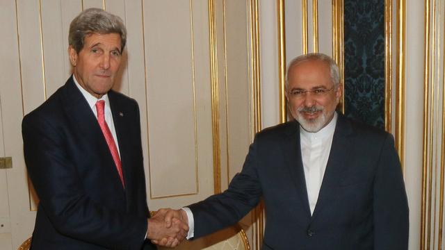Le secrétaire d'Etat américain John Kerry (gauche) et le ministre iranien des Affaires étrangères Javad Zarif, dimanche 23 novembre 2014 à Vienne. [APA/AP/Keystone - Ronald Zak]