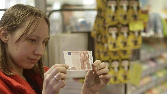 Les Lettons remplacent leur lats par des euros. [EPA/Valda Kalnina]