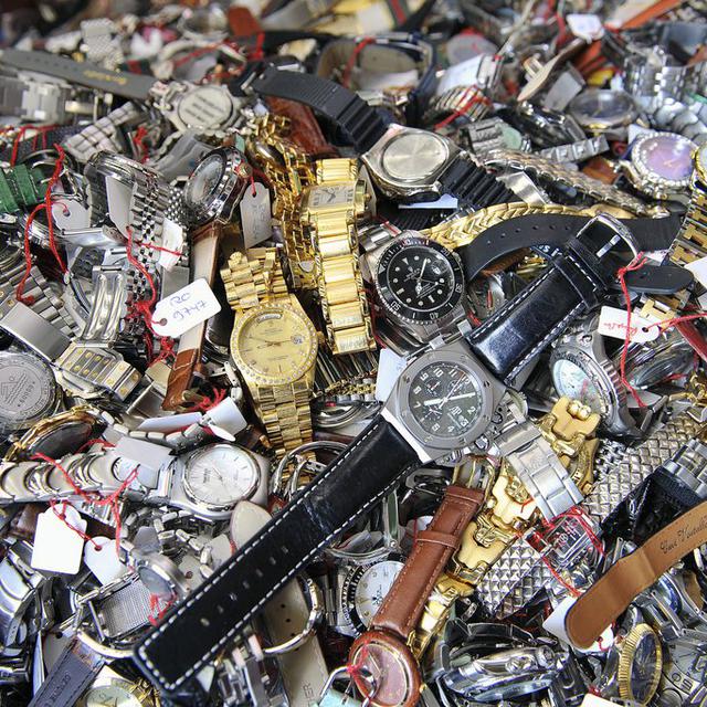 Des milliers de contrefaçons de montres suisses ont été saisies et détruites par la Fédération de l'industrie horlogère suisse en 2013. [Keystone - Sandro Campardo]