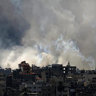 De la fumée s'échappe de Gaza, signe de la reprise des hostilités. [EPA/Keystone - Mohammed Saber]
