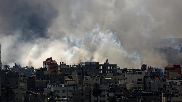 De la fumée s'échappe de Gaza, signe de la reprise des hostilités. [EPA/Keystone - Mohammed Saber]
