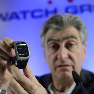Nick Hayek a présenté un exemplaire de la future Swatch connectée le 20 mars à Genève. [Martial Trezzini]