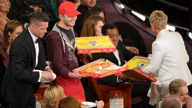 Brad Pitt et Ellen DeGeneres aident le livreur de pizza lors de la cérémonie des Oscars.