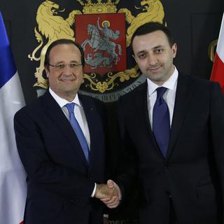 François Hollande a été accueilli par le Premier ministre géorgien Irakly Garibashvili. [KEYSTONE - EPA/DAVID MDZINARISHVILI / POOL]
