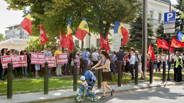 La signature d'un accord d'association entre la Moldavie et l'UE ne fait pas l'unanimité à Chisinau. [EPA/Keystone - Dumitru Doru]