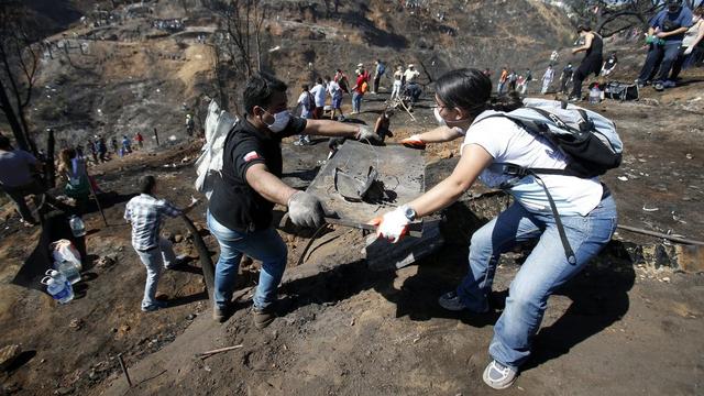 A Valparaiso, des volontaires viennent en aide aux secours pour dégager les décombres. [Felipe Trueba]