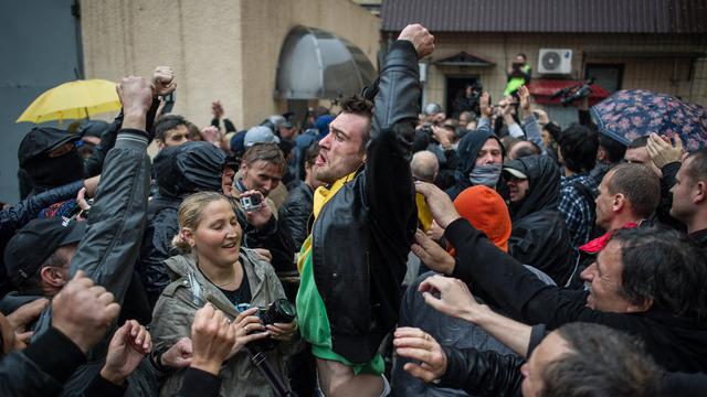 A Odessa, plusieurs centaines d'assaillants pro-russes ont obtenu la libération d'une partie de leurs camarades arrêtés vendredi après des affrontements avec des partisans de l'Ukraine unie. [Alexey Furman - EPA]
