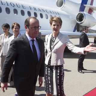 François Hollande et ses ministres accueillis par Simonetta Sommaruga. [Peter Klaunzer]