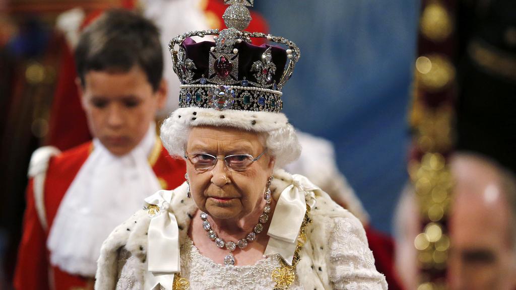 La reine Elizabeth II, vêtue de sa robe d'apparat et coiffée de sa couronne, lors de son traditionnel discours devant le parlement de Westminster, le mercredi 27 mai.