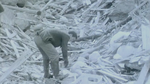 Hommes fouillant dans les gravats sur le lieu de la catastrophe de Mattmark, 1965. [RTS]