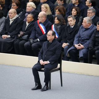 François Hollande seul devant tous les invités lors de la cérémonie en hommage aux victimes des attentats de 2015 aux Invalides. [Reuters - Charles Platiau]