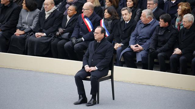 François Hollande seul devant tous les invités lors de la cérémonie en hommage aux victimes des attentats de 2015 aux Invalides. [Reuters - Charles Platiau]