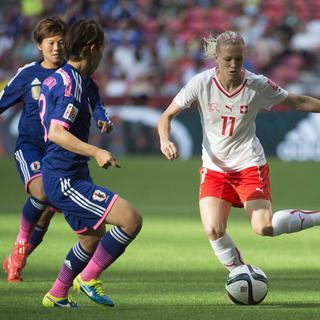 Lara Dickenmann portait pour la 100e fois le maillot national, dans ce match contre le Japon. [Canadian Press/AP/Keystone - Jonathan Hayward]