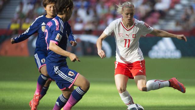 Lara Dickenmann portait pour la 100e fois le maillot national, dans ce match contre le Japon. [Canadian Press/AP/Keystone - Jonathan Hayward]