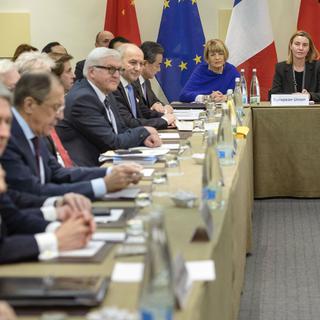 La grande table a réuni lundi matin tous les négociateurs, une première depuis une novembre dernier à Vienne. [AP/Keystone - Brendan Smialowski/pool]