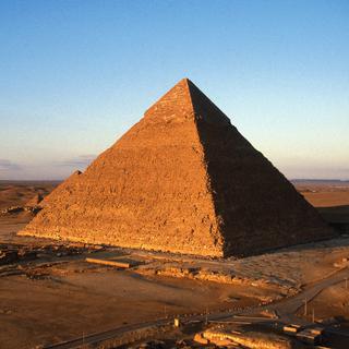 La pyramide Khéops est, du haut de ses 137 mètres, le plus grand monument de pierres jamais construit par l'Homme, il y a 4'500 ans. [Antoine Lorgnier]