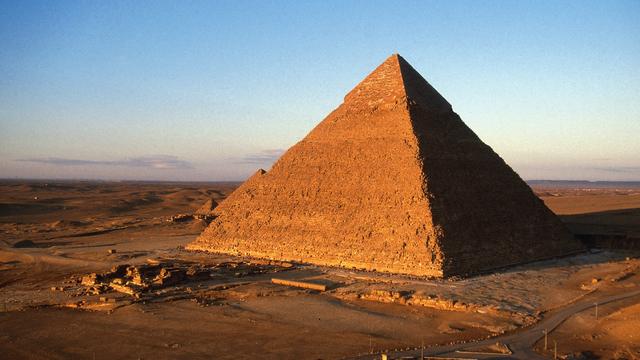 La pyramide Khéops est, du haut de ses 137 mètres, le plus grand monument de pierres jamais construit par l'Homme, il y a 4'500 ans. [Antoine Lorgnier]