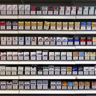 Le projet de nouvelle loi n'interdit pas la publicité pour les cigarettes dans les kiosques. [Keystone - Gaëtan Bally]