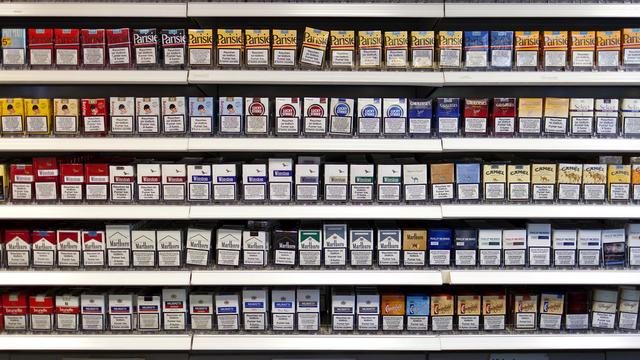 Le projet de nouvelle loi n'interdit pas la publicité pour les cigarettes dans les kiosques. [Keystone - Gaëtan Bally]