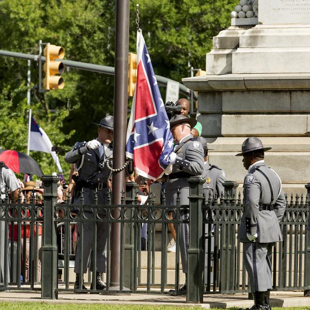 Le drapeau confédéré controversé a été descendu lors d'une cérémonie devant le Parlement de Caroline du Sud vendredi. [Jason Miczek]