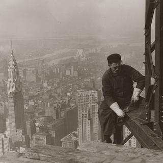 Ouvrier sur le chantier de l'Empire State Building, à New York en 1930. [AFP - National Archives Washington DC]
