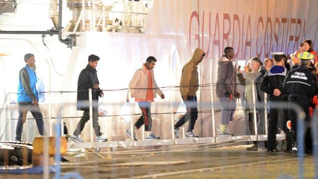 Les migrants ayant été secourus arrivent à Catania, mardi 21 avril. [Keystone - Orietta Scardino - EPA]