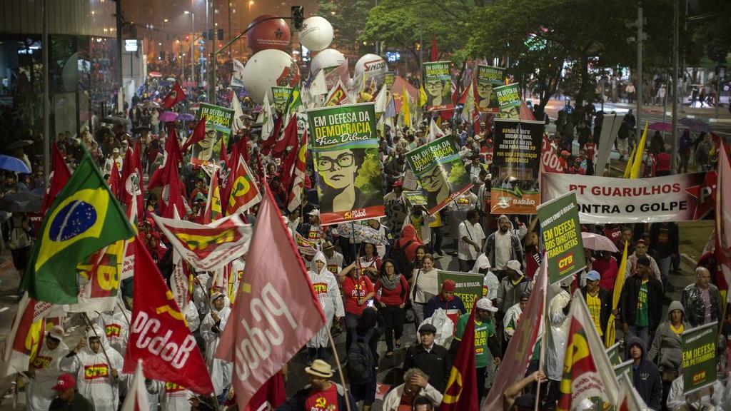 Ils étaient des dizaines de milliers à défiler hier à travers le Brésil pour soutenir leur présidente. [Sebastião Moreira]