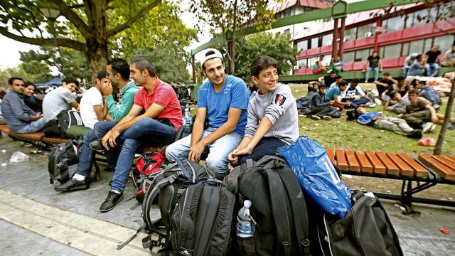 Migrants à proximité de la gare routière de Belgrade. [EPA/Keystone - Koca Sulejmanovic]