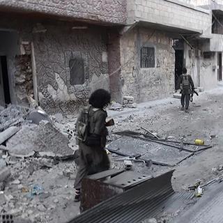 Des combattants du groupe Etat islamique dans les rues de Raqa, fief des djihadistes. [AP/Keystone - Raqqa Media Office]