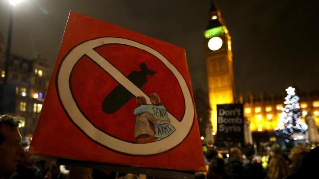 Des militants pacifistes réunis devant le Parlement britannique ce mercredi, alors que les élus se prononçaient sur les frappes en Syrie.