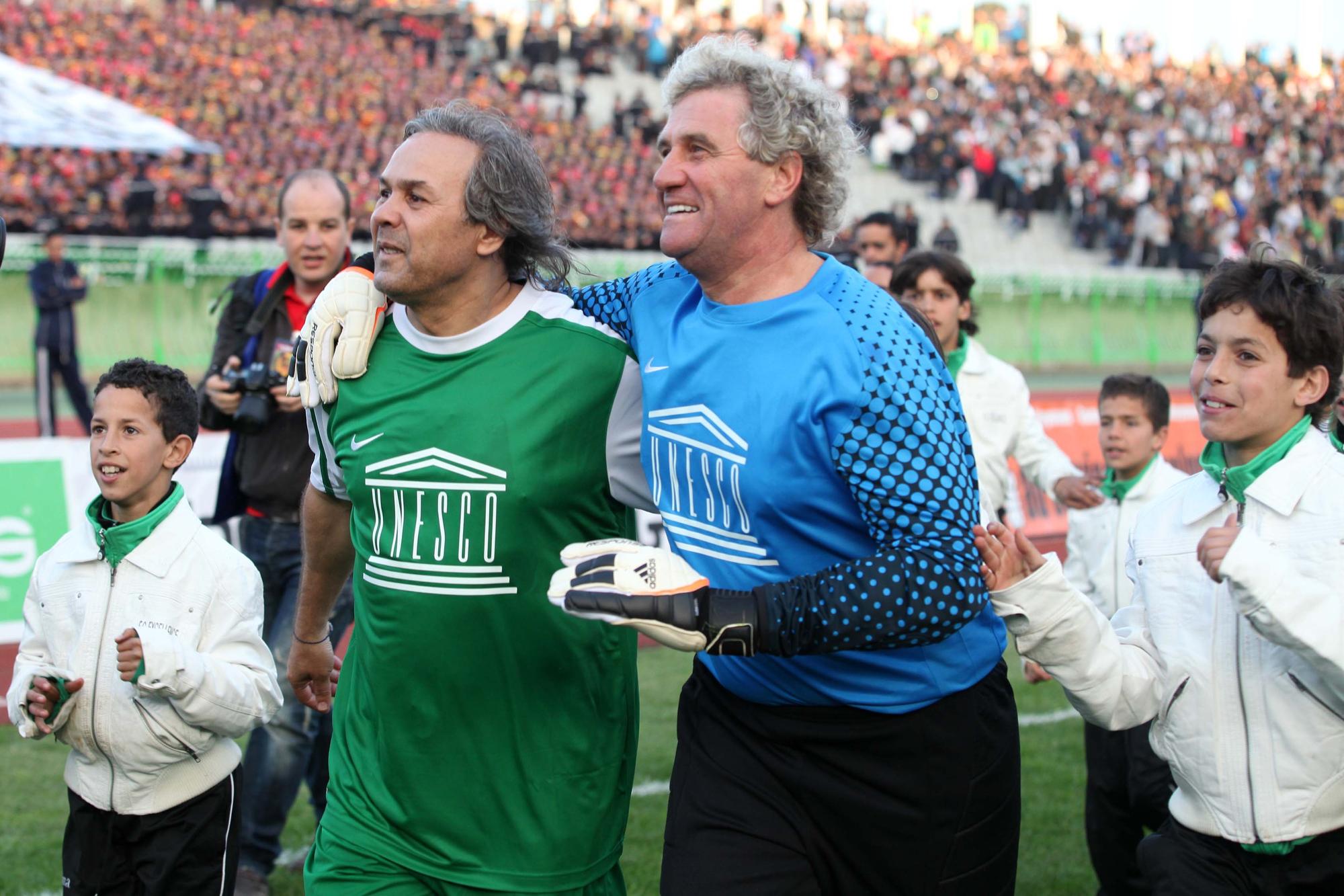 Ambassadeur de l'Unesco, Madjer organise notamment des matches de charité. Ici en 2012 aux côtés du Belge Jean-Marie Pfaff. [AFP - Billel Zehani]