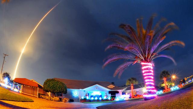 La fusée Falcon 9 de SpaceX lors de son décollage au-dessus de Cocoa Beach, à proximité de la station de Cap Canaveral.