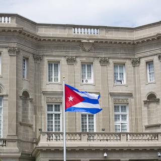 Le drapeau cubain a été hissé lundi devant l'ambassade de Cuba à Washington. [Keystone/EPA - Jim Lo Scalzo]