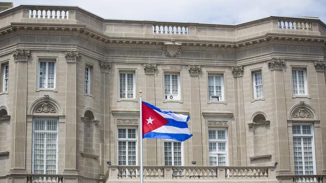 Le drapeau cubain a été hissé lundi devant l'ambassade de Cuba à Washington. [Keystone/EPA - Jim Lo Scalzo]