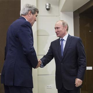 John Kerry salué par Vladimir Poutine lors de son arrivée. [AP/Keystone - Joshua Roberts/Pool]