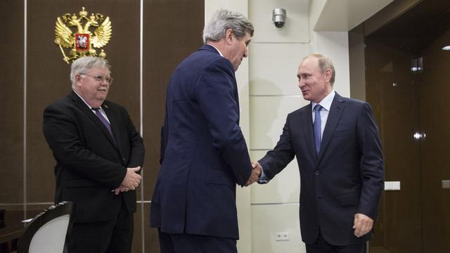 John Kerry salué par Vladimir Poutine lors de son arrivée. [AP/Keystone - Joshua Roberts/Pool]