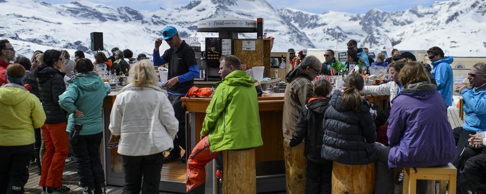 Des skieurs devant le Cervin. [Keystone - Jean-Christophe Bott]