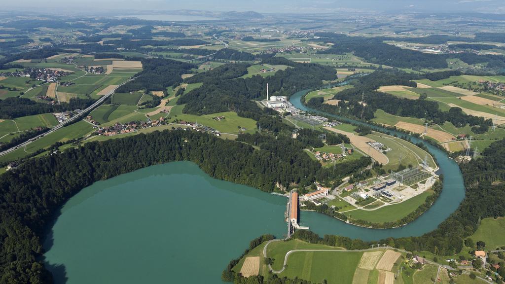 La centrale de Mühleberg déverse ses eaux dans l'Aar. [Keystone - Alessandro Della Bella]