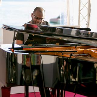 Un piano à queue a exceptionnellement été transporté sur le studio RTS pour servir au mieux le talent de Jerry Léonide. [RTS - Marc Bertolazzi]