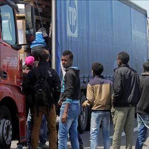 Migrants tentant de franchir la Manche en embarquant à bord de camions, à Calais.